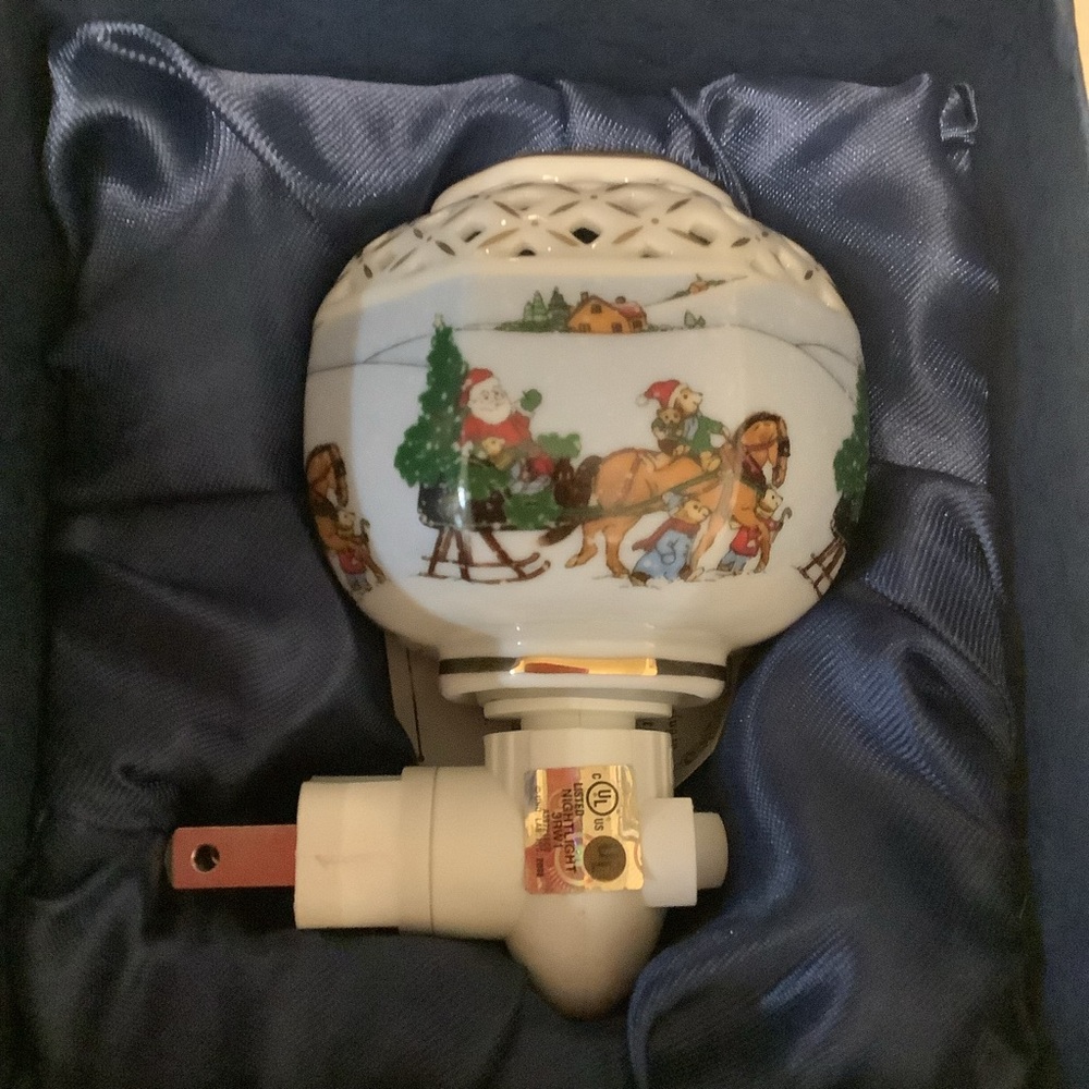 Sorelle fine porcelain Christmas vintage wall plug in light holiday scene